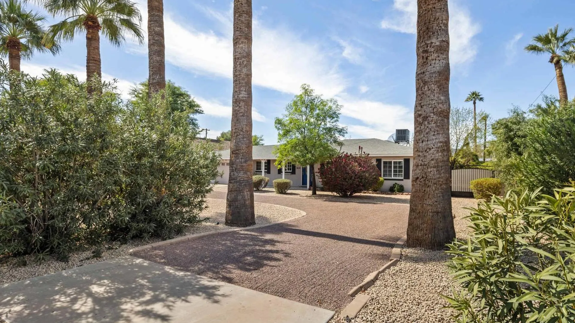 Royal Modern -Stylish Home with Casita and Grille Phoenix Holiday home